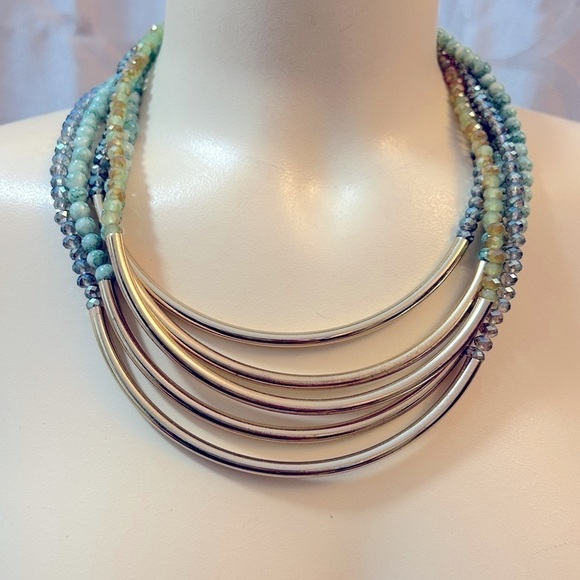 Multi strand green bead and gold necklace. Excellent condition. - Picture 2 of 5